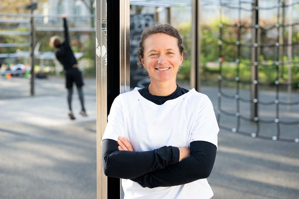 Portrait von Coach Bibiane, Athletiktrainerin und Expertin für Prävention und gesundes Training